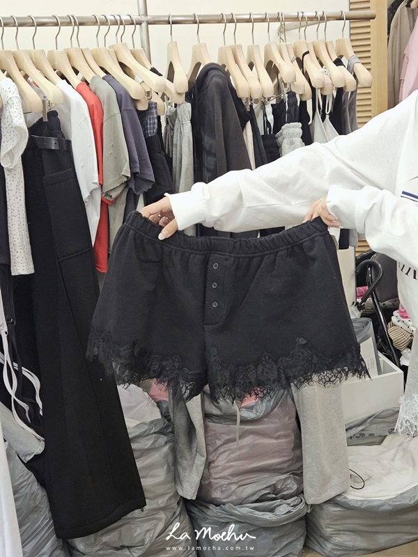 排扣蕾絲棉質短褲